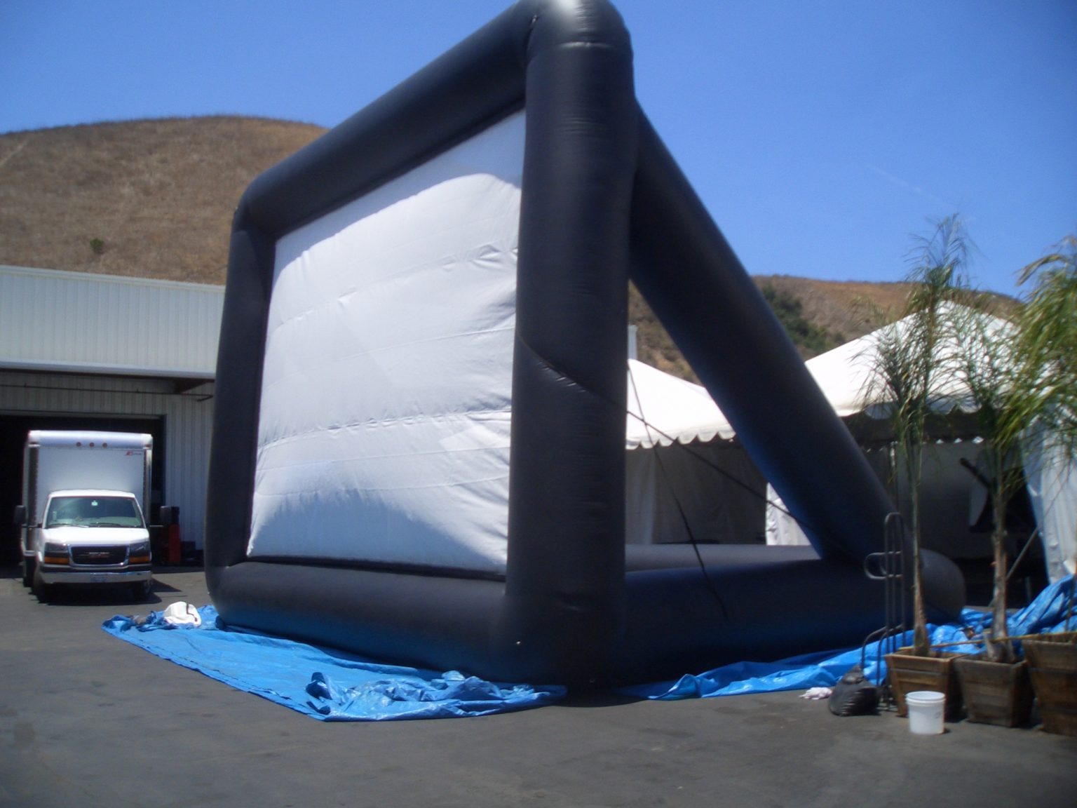 rent inflatable projector screen